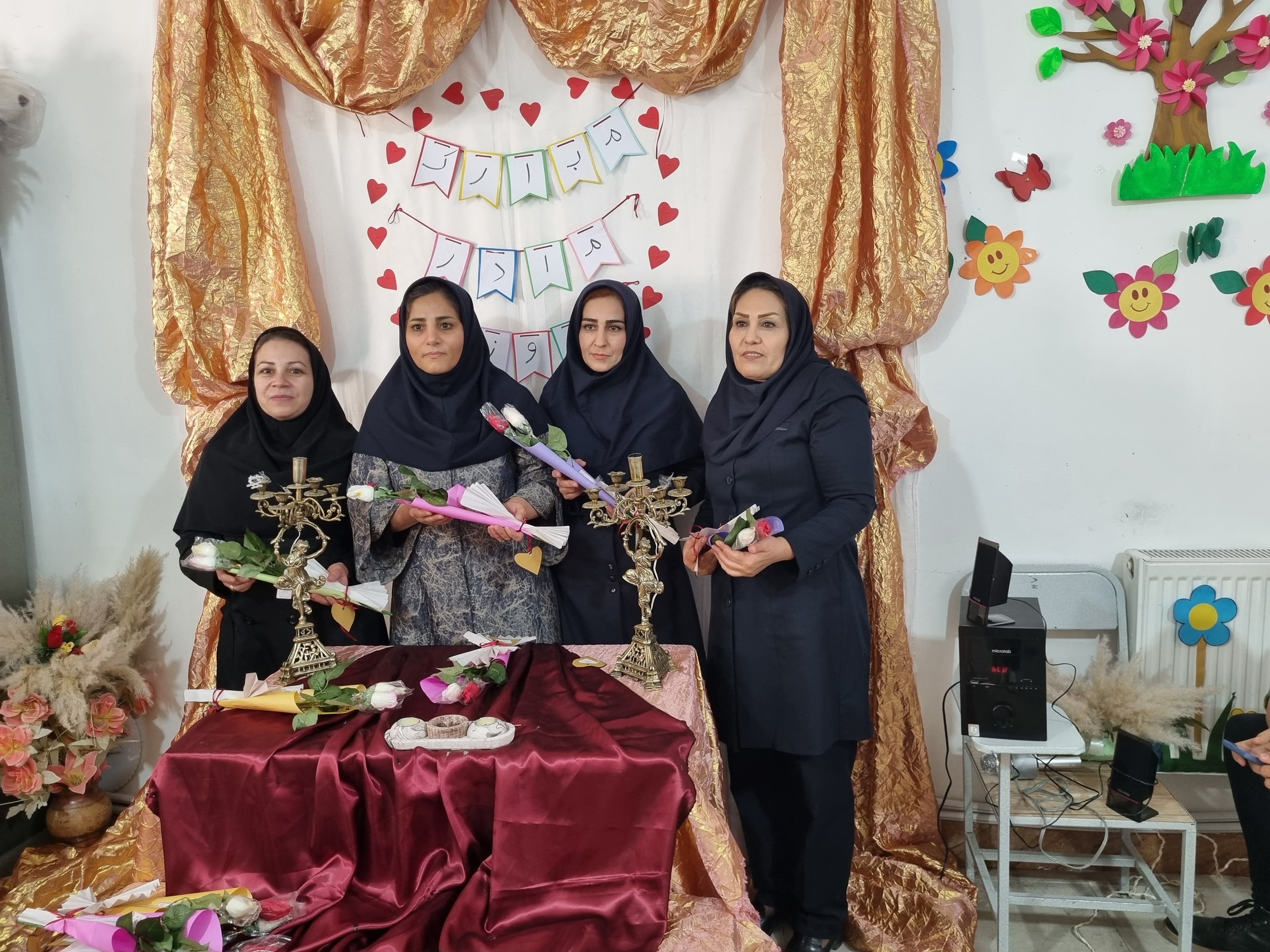 تقدیر و تشکر از معلمان عزیز در روز مادر با هدایای کادو و گل توسط موسس محترم پیش دبستانی روشنفکران