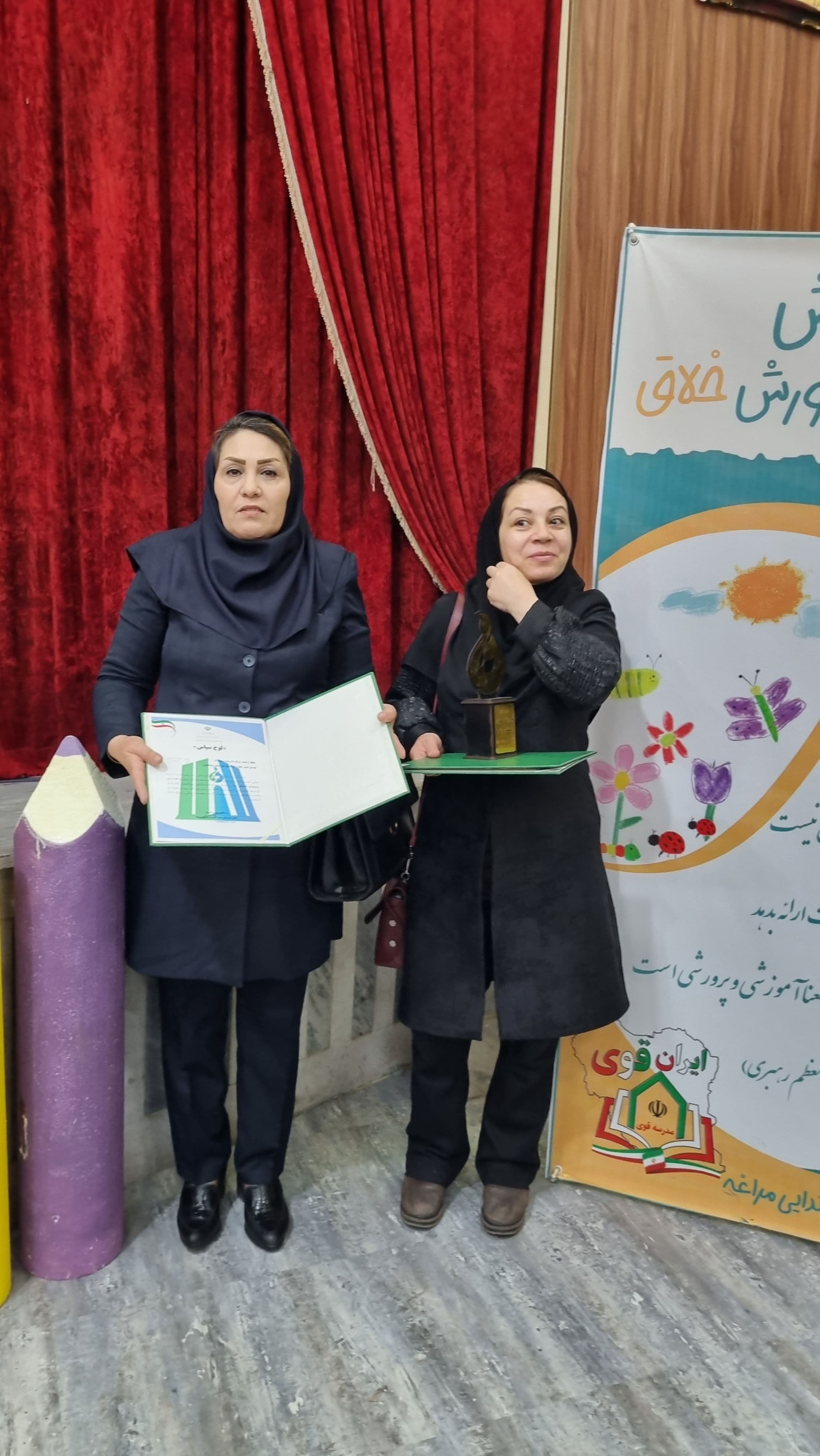 کسب مقام برتر پیش دبستانی روشنفکران در بین ۱۵۰شرکت از مدارس شهرستان مراغه  و تقدیم  لوح تقدیر و تندیس برتر تدریس از طرف اموزش و پرورش به موسس خانم زینب رستم نژاد و خانم پروین صادق اقربایی