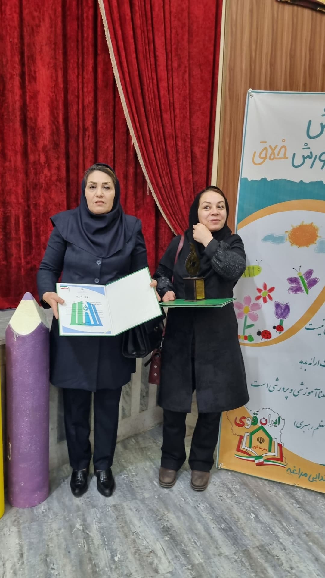 کسب مقام برتر پیش دبستانی روشنفکران در بین ۱۵۰شرکت از مدارس شهرستان مراغه  و تقدیم  لوح تقدیر و تندیس برتر تدریس از طرف اموزش و پرورش به موسس خانم زینب رستم نژاد و خانم پروین صادق اقربایی